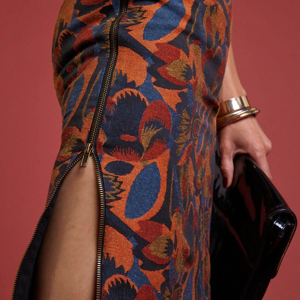 Jupe L'Ambitieuse - T34 à 48 avec motif floral, patron de couture pdf à télécharger, aperçu de côté avec fermeture éclair décorative.