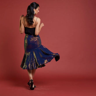 Jupe La Bohème - T34 à 48, modèle festif, patron de couture pdf à télécharger, porté par une femme avec un haut noir élégant.