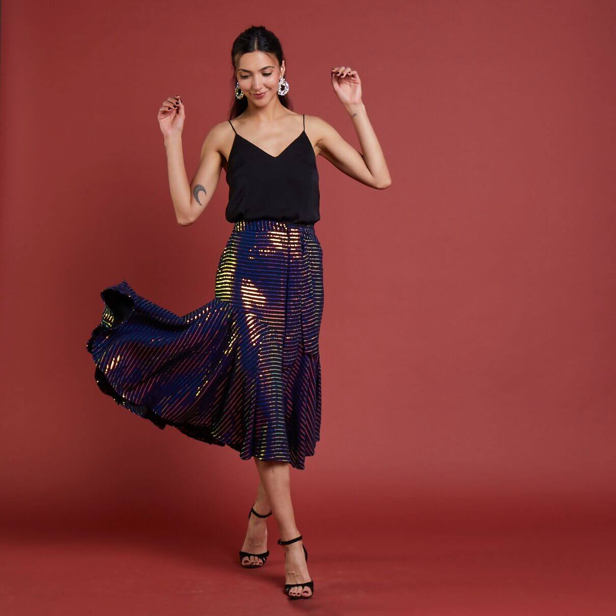 Femme portant Jupe La Bohème - T34 à 48, patron de couture pdf à télécharger, tenue de fête élégante issues de la collection «Que la fête commence»