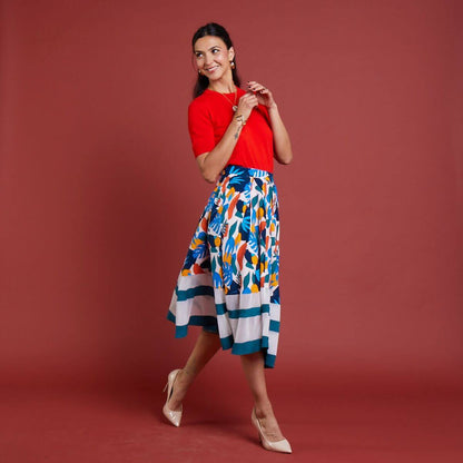 Femme portant la Jupe La Prodigieuse - T34 à 48, patron de couture pdf à télécharger, dans un décor festif et coloré.