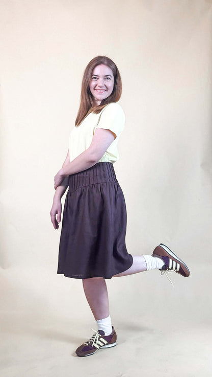 Femme portant la Jupe Lola, patron de couture pdf à télécharger, élégante et polyvalente pour un look casual chic ou sophistiqué.