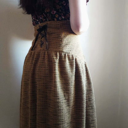 Jupe "Lunapé" du 32 au 60 avec taille très haute et faux laçage, patron de couture PDF à télécharger.