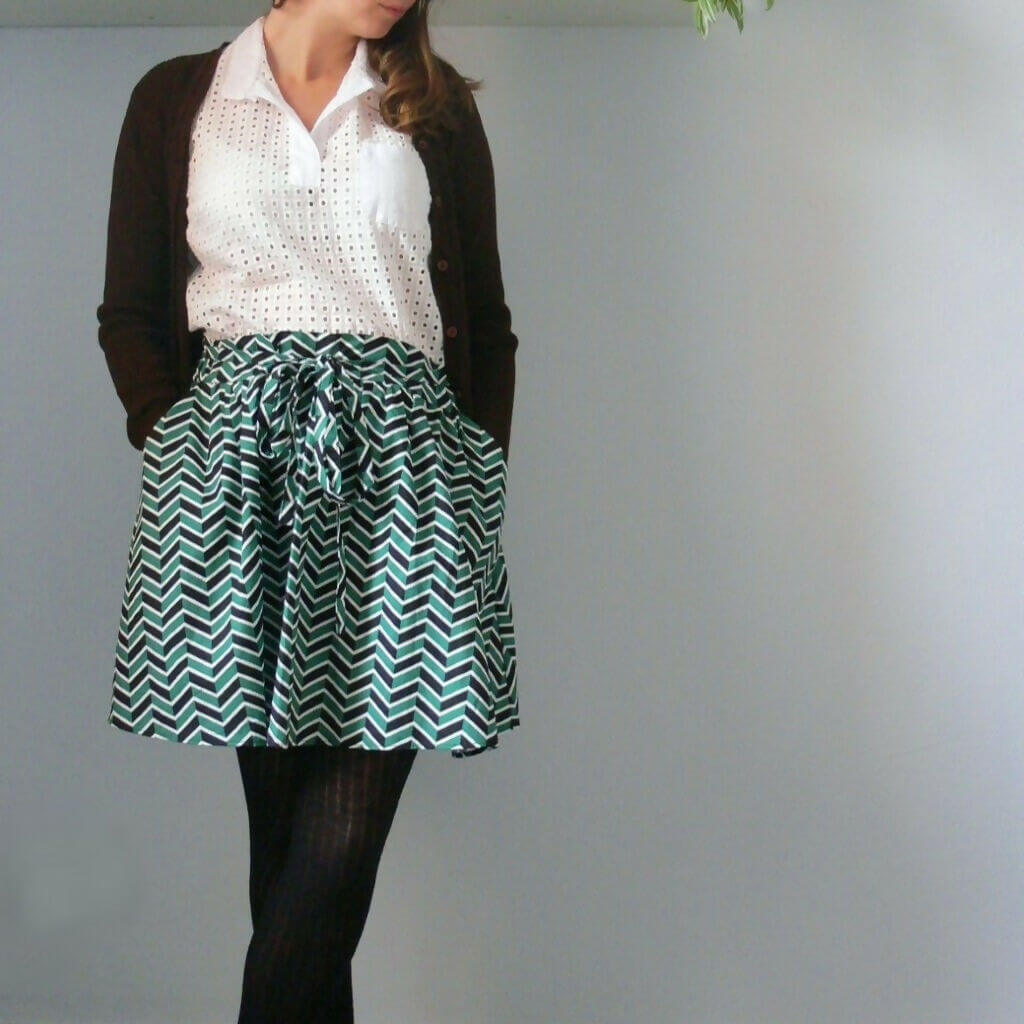 Femme portant Jupe Málaga - 32 au 56, patron de couture pdf à télécharger, avec motif géométrique et ceinture froncée.