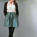 Femme portant Jupe Málaga - 32 au 56, patron de couture pdf à télécharger, avec motif géométrique et ceinture froncée.