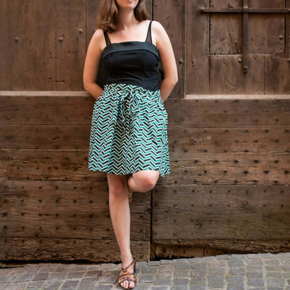 Femme portant une jupe Málaga - 32 au 56 avec poches italiennes, patron de couture PDF à télécharger, look élégant et modulable.