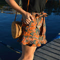 Jupe / Short Bibiche - T34 à 48 en promenade estivale, patron de couture PDF à télécharger, détails élégants sur un pont ensoleillé.