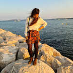 Femme portant la Jupe / Short Bibiche - T34 à 48 au bord de la mer, patron de couture pdf à télécharger disponible.