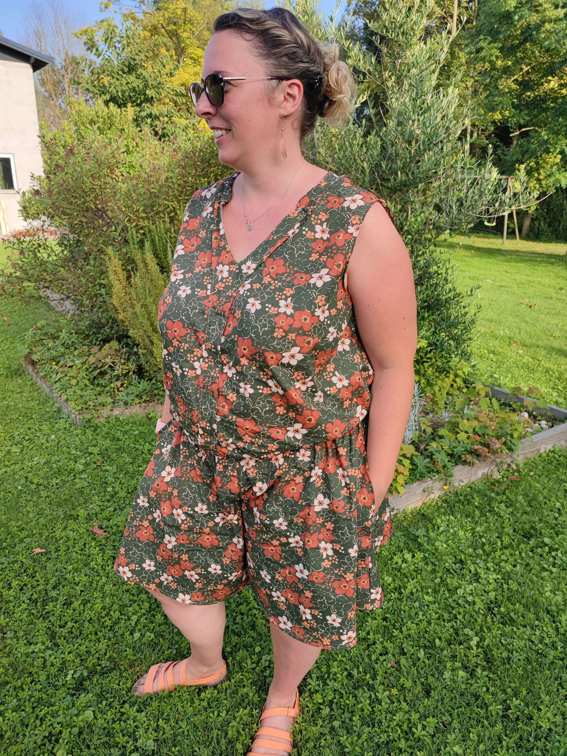 Femme portant une jupe-short LILAS en fleurs, parfaite pour l'été et les balades, avec poches et taille élastique.