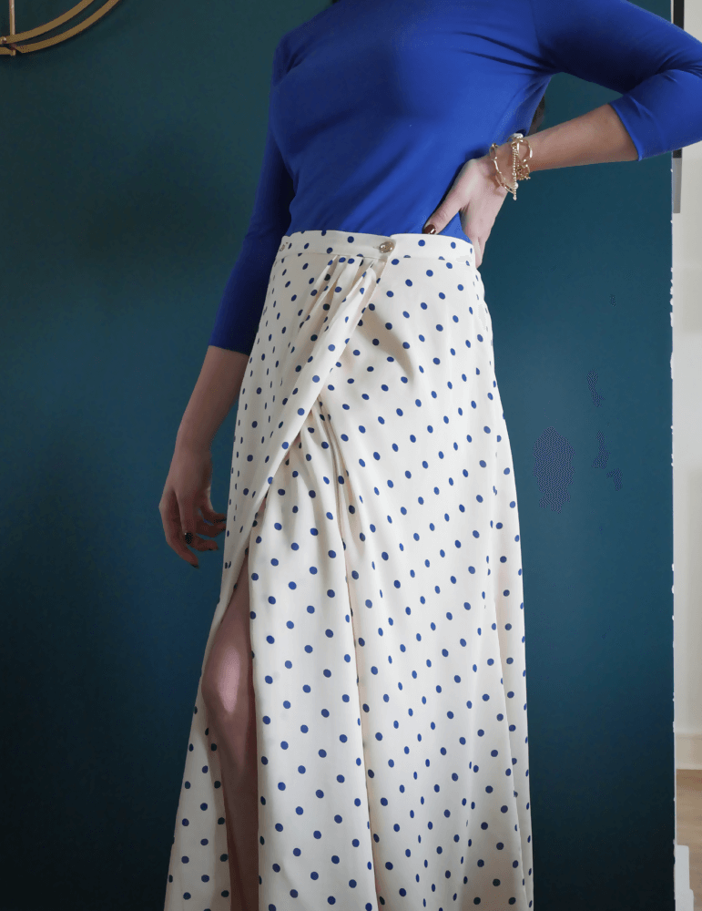 Jupe Suzie à pois, élégante et décontractée, parfaite pour exprimer votre style personnel en toutes saisons.
