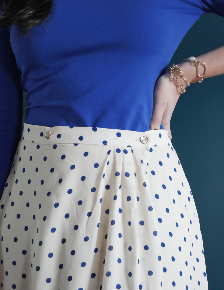 Jupe Suzie à pois bleus, décontractée et chic, idéale pour exprimer votre style personnel en toutes saisons.