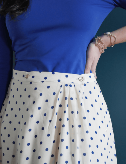 Jupe Suzie à pois bleus, décontractée et chic, idéale pour exprimer votre style personnel en toutes saisons.