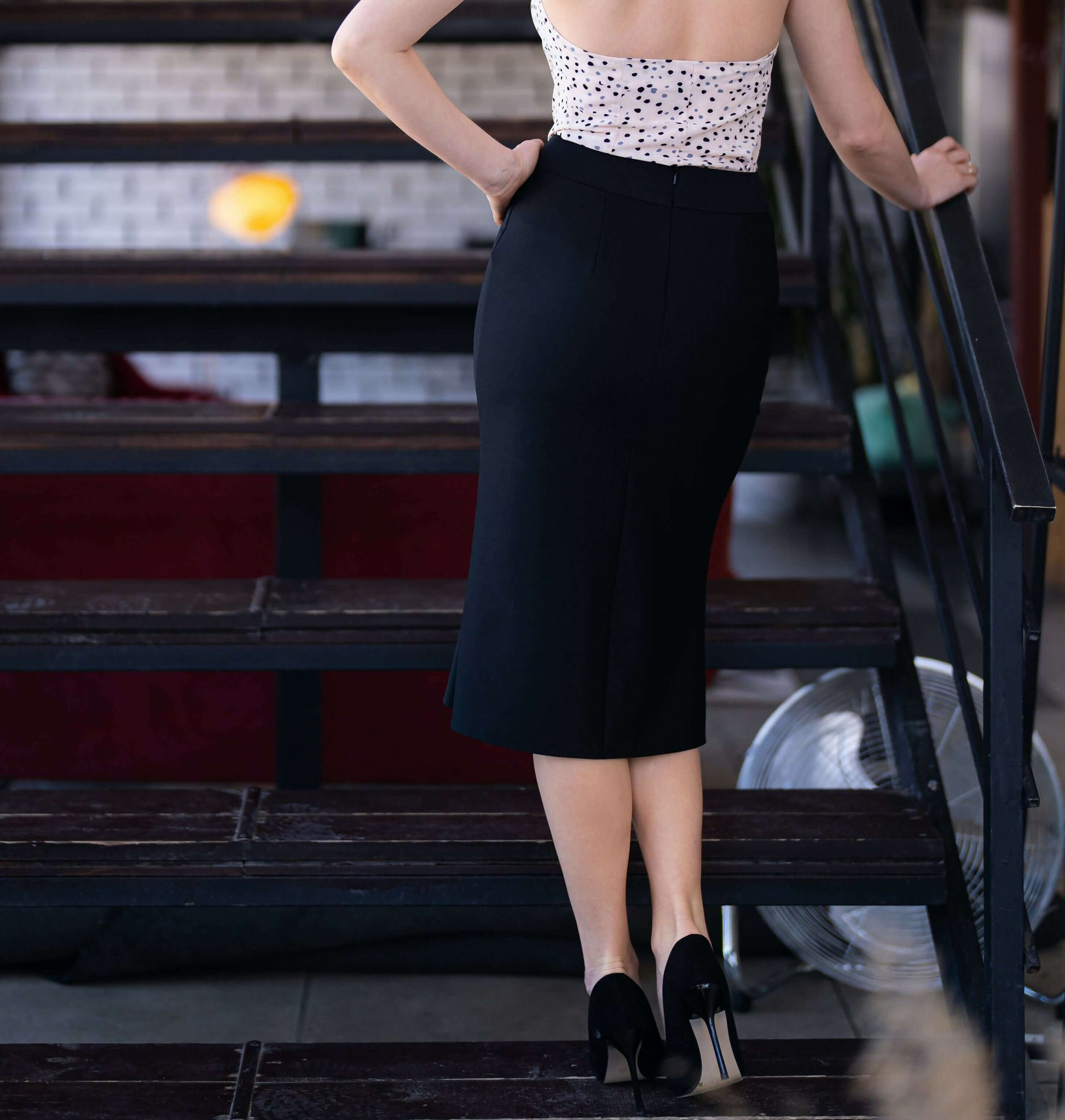 Femme portant une jupe noire ajustée, idéale pour le produit Jupe - XXS/XL - QUEEN LINE, patron de couture PDF à télécharger.