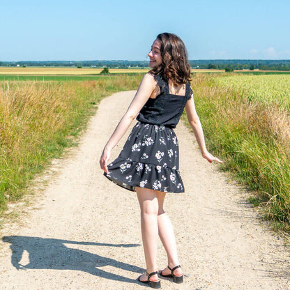 Femme portant une Jupe bohème Mirabelle sur un chemin, patron de couture pdf à télécharger, avec volants et taille élastiquée.