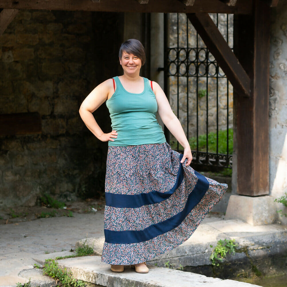 Femme portant la Jupe bohème Mirabelle, avec volants froncés, taille élastiquée. Patron de couture PDF à télécharger, 12 variantes.