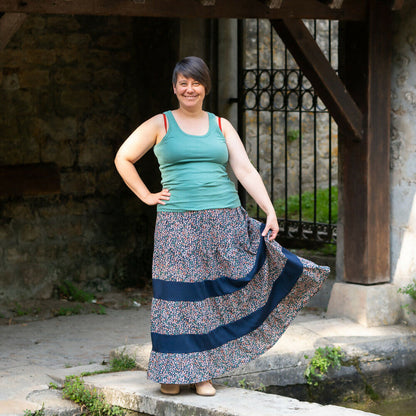 Femme portant la Jupe bohème Mirabelle, avec volants froncés, taille élastiquée. Patron de couture PDF à télécharger, 12 variantes.
