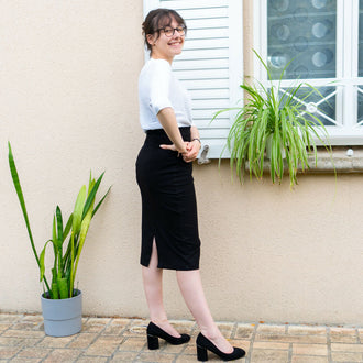 Jupe crayon, 34 au 56, 4 statures - Marjolaine, patron de couture pdf à télécharger, vue de côté avec fente arrière et bretelles optionnelles.