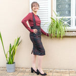 Femme portant Jupe crayon, 34 au 56, 4 statures - Marjolaine avec option bretelles croisées, patron de couture pdf à télécharger.