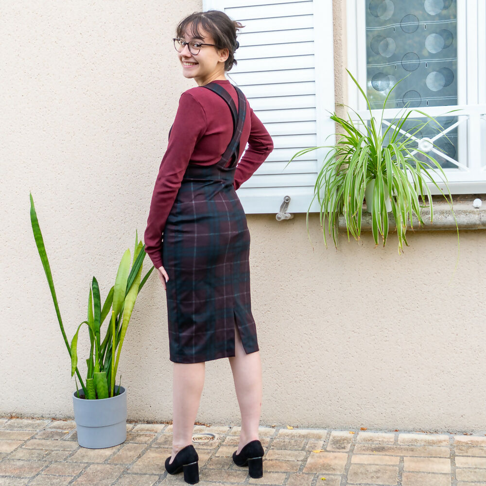 Femme portant une jupe crayon Marjolaine avec bretelles croisées, patron de couture PDF à télécharger, tailles 34 au 56.