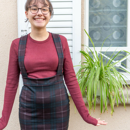 Femme souriante portant la jupe crayon Marjolaine avec bretelles, patron de couture pdf à télécharger, tailles 34 à 56, 4 statures.