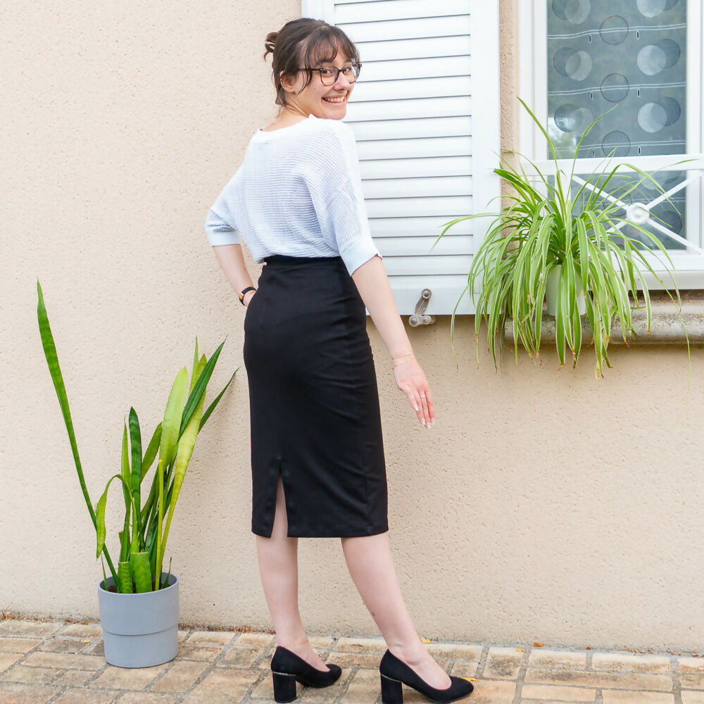 Femme portant Jupe crayon, 34 au 56, 4 statures - Marjolaine, montrant la fente au dos, patron de couture pdf à télécharger.