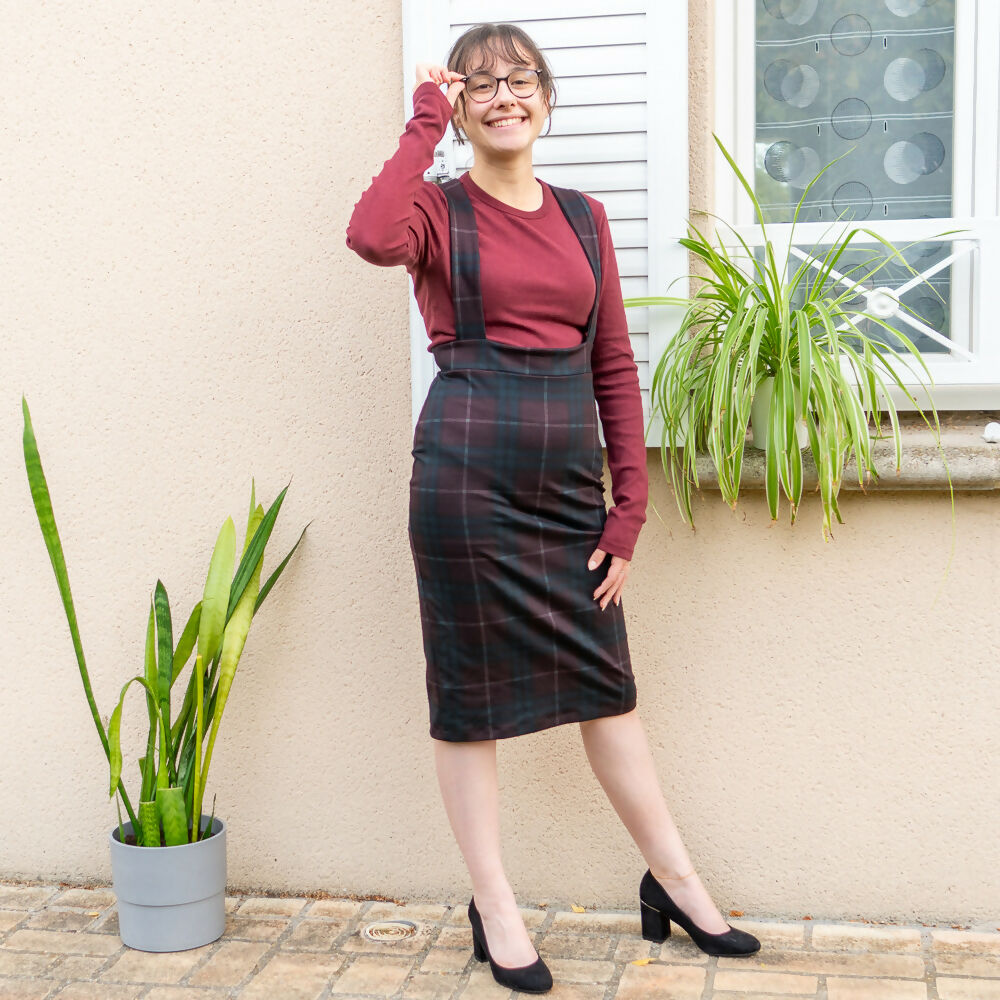 Femme portant la Jupe crayon, 34 au 56, 4 statures - Marjolaine avec bretelles croisées, patron de couture pdf à télécharger.