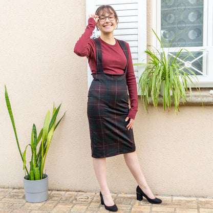 Femme portant la Jupe crayon, 34 au 56, 4 statures - Marjolaine avec bretelles croisées, patron de couture pdf à télécharger.