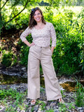 Femme portant KAKI - Le pantalon chino beige dans un cadre naturel, parfait pour toutes morphologies, patron de couture pdf à télécharger.