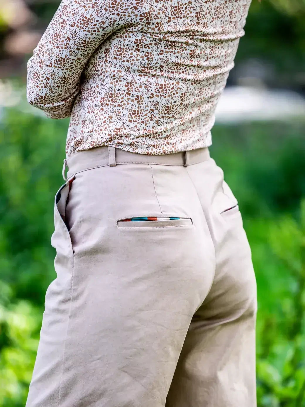 KAKI - Le pantalon chino avec poches italiennes élégantes, patron de couture pdf à télécharger, pour un look fluide et chic.