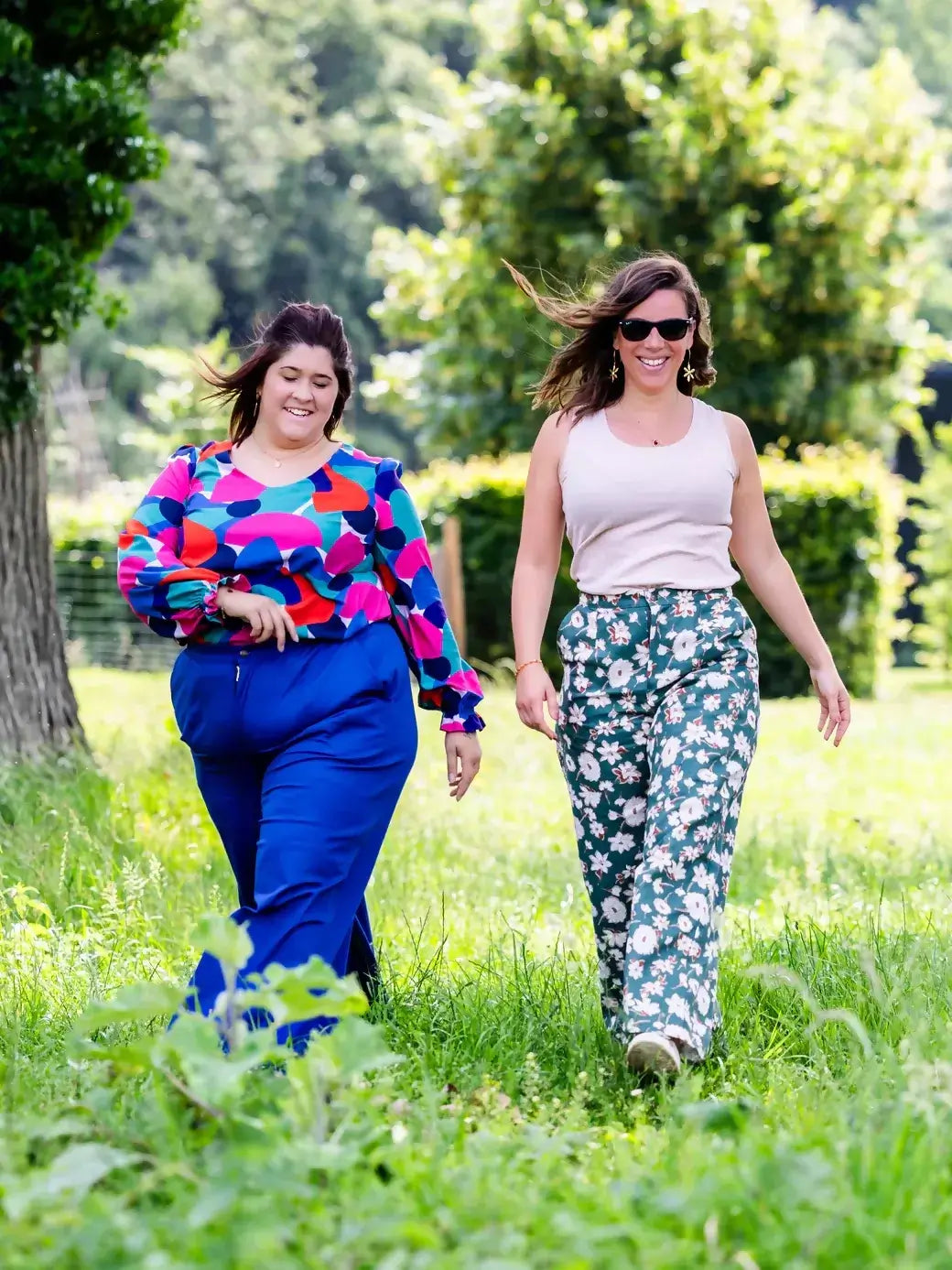 Deux femmes marchant dans un parc, portant des pantalons chinos de style KAKI - Le pantalon chino, idéal pour patron de couture pdf à télécharger.