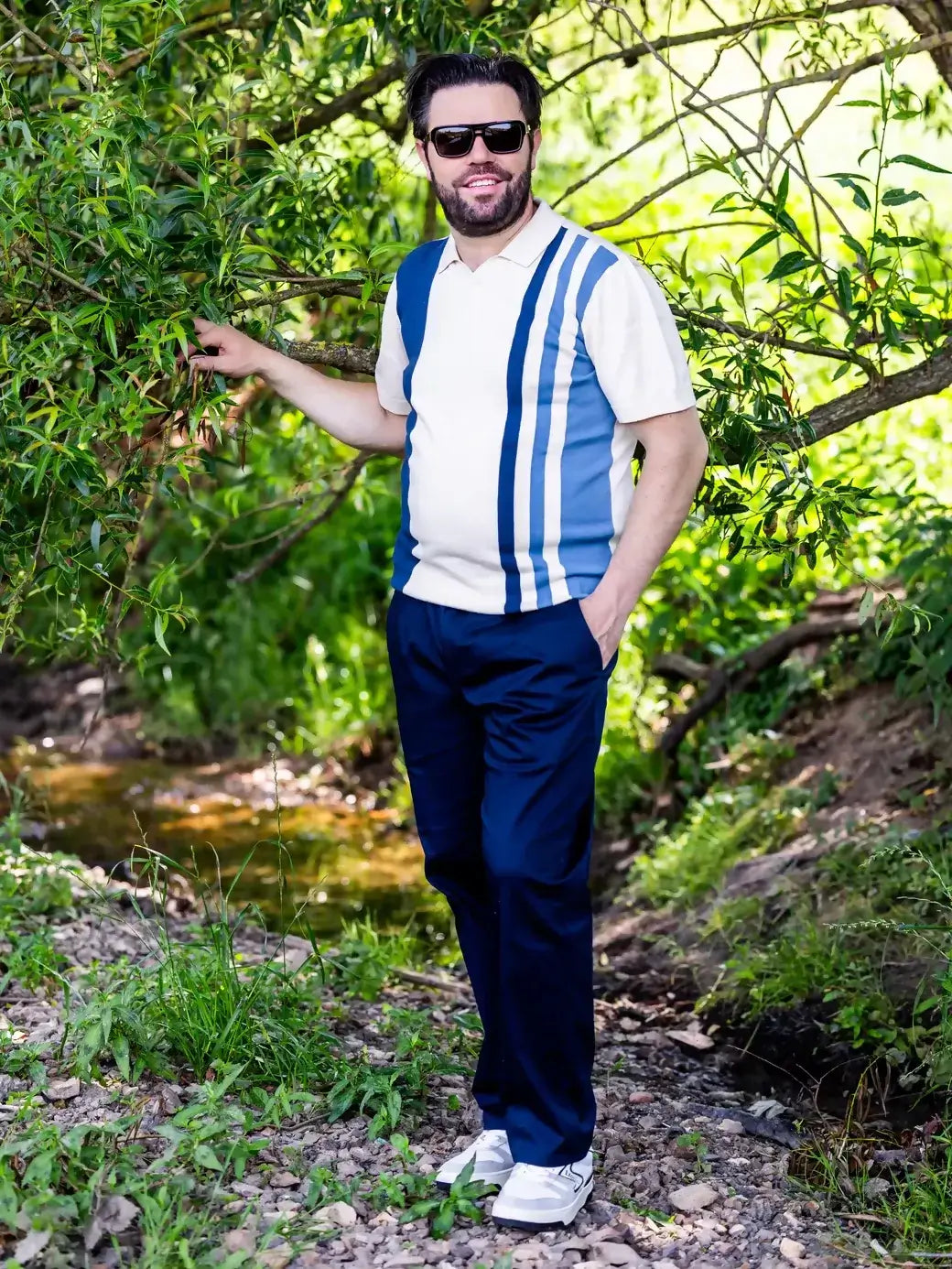 Homme portant KAKI - Le pantalon chino bleu, patron de couture PDF à télécharger, dans un cadre naturel.
