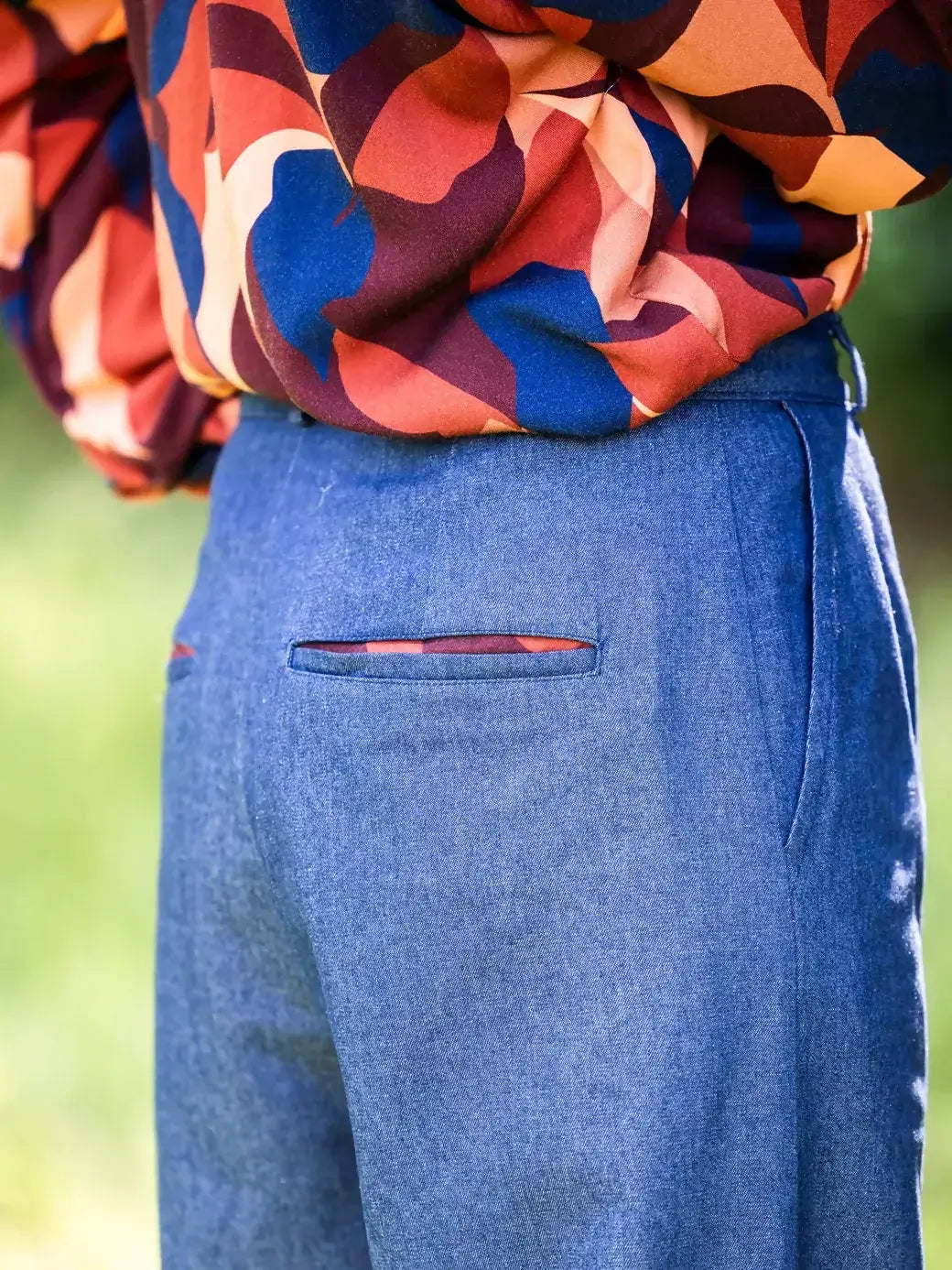 KAKI - Le pantalon chino avec poches passepoilées, patron de couture PDF à télécharger, vue de dos en tissu bleu élégant.