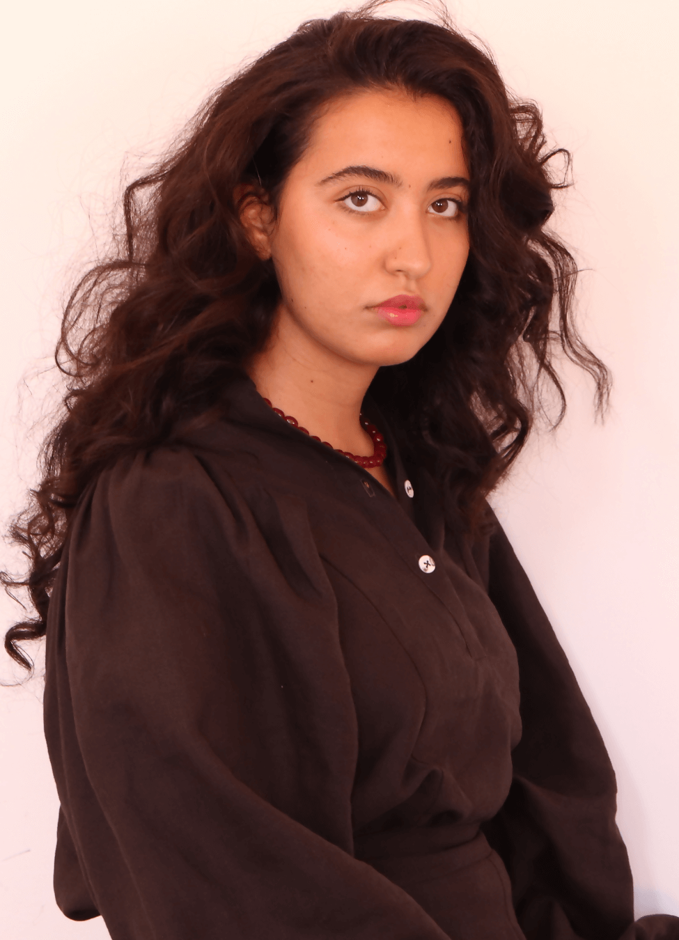 Femme portant KAYLA Chemisier-taille de 30 à 58 EU, patron de couture pdf à télécharger, manches kimono, style moderne et chic.