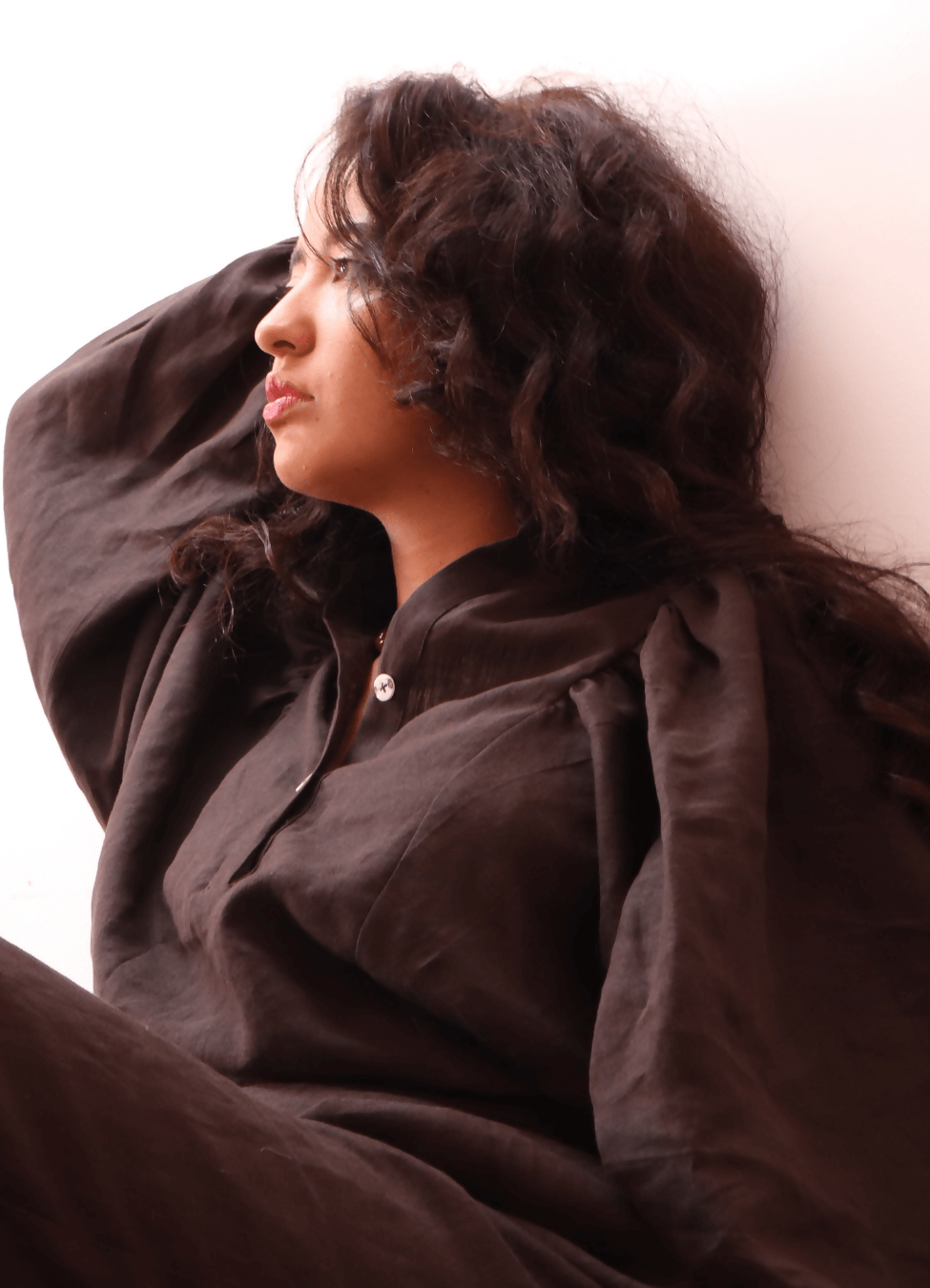 Femme portant le KAYLA Chemisier-taille de 30 à 58 EU avec manches kimono bouffantes, patron de couture pdf à télécharger, style chic