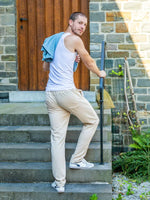 Homme portant KUMQUAT - Le short / bermuda / pantalon, patron de couture pdf à télécharger