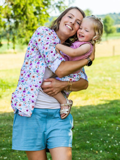 Mère et enfant souriants profitant d'une journée ensoleillée, la mère porte le KUMQUAT - Le short / bermuda / pantalon, patron de couture pdf à télécharger.
