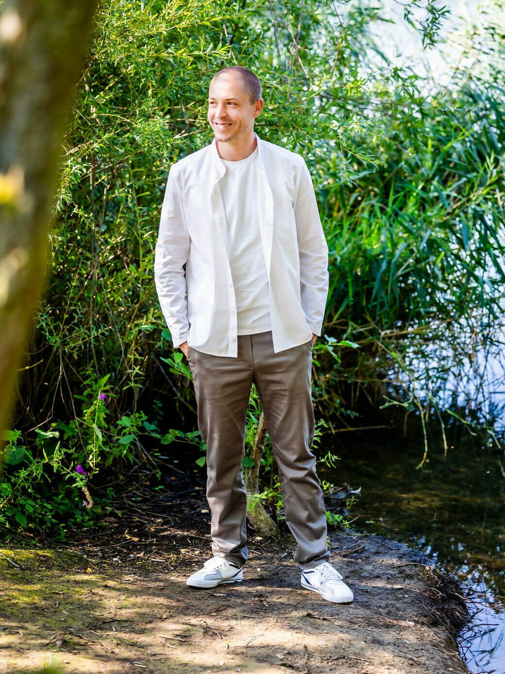 Homme portant KUMQUAT - Le short / bermuda / pantalon près d'un lac, modèle patron de couture pdf à télécharger.