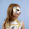 Kit Super Kid - Patron couture accessoires Super-Héros Enfant. Enfant portant un masque argenté. Patron de couture pdf à télécharger