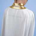 Cape en tissu blanc avec collier doré, partie du Kit Super Kid - Patron couture accessoires Super-Héros Enfant, patron de couture pdf à télécharger.