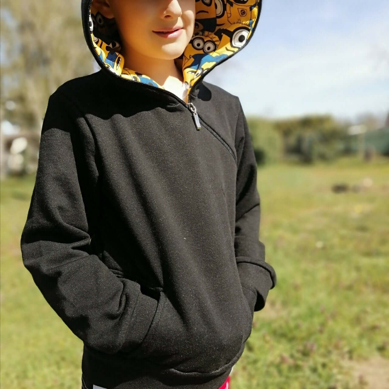 Enfant portant LE SWEAT ZIP ZAG 6- 16 ans, sweat original à zip diagonale et capuche colorée.