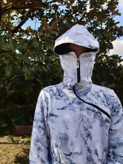 LE SWEAT ZIP ZAG 6- 16 ans affichant un design original en marbre avec capuche et zip diagonal.