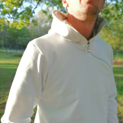 Homme portant LE SWEAT ZIP ZAG du XS au XXL avec zip diagonal et capuche originale en pleine nature.