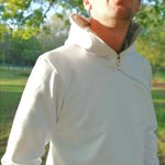 Homme portant LE SWEAT ZIP ZAG du XS au XXL avec zip diagonal et capuche originale en pleine nature.