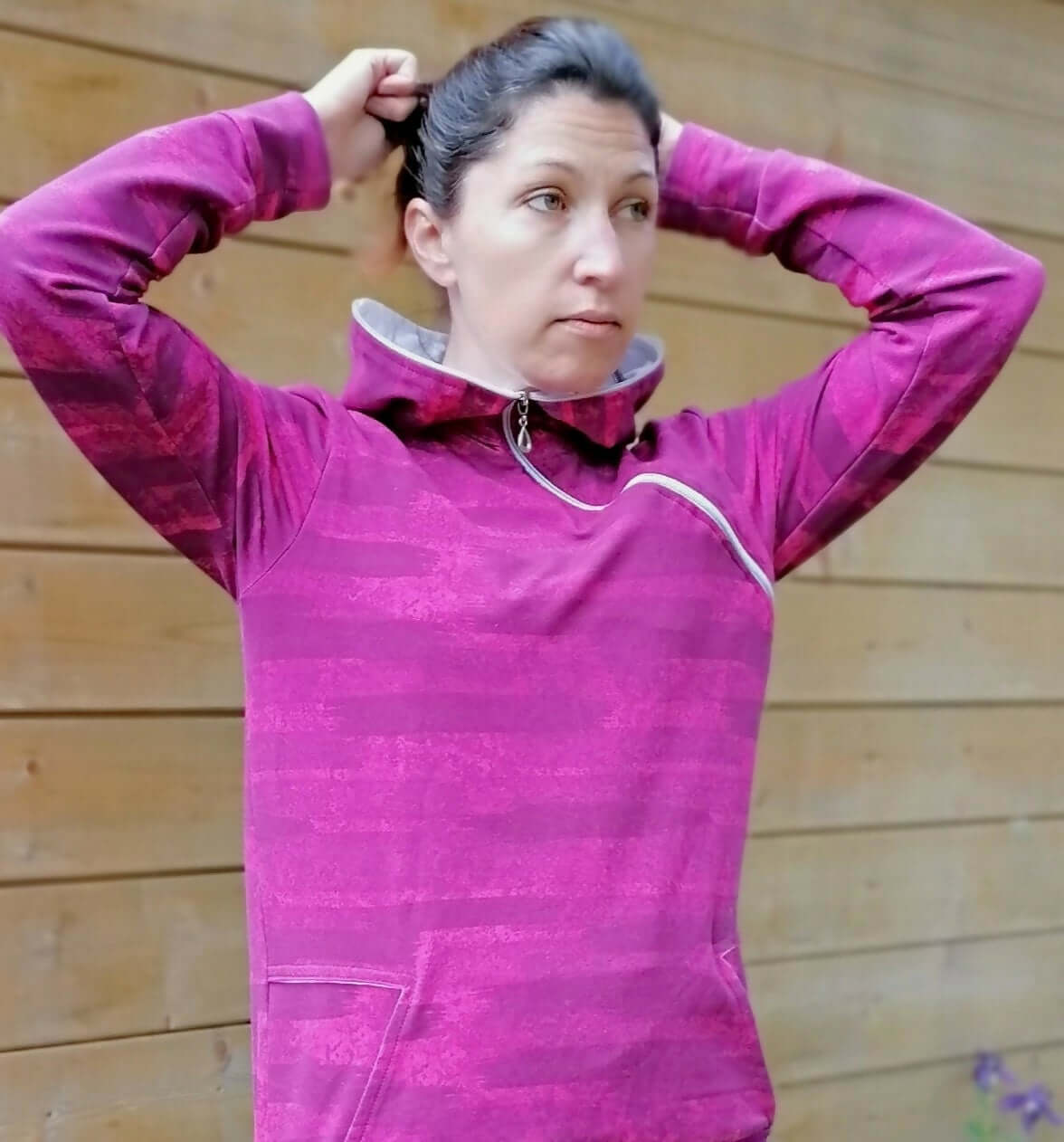 LE SWEAT ZIP ZAG du XS au XXL en coloris rose, avec zip diagonal et capuche, vêtement mixte élégant