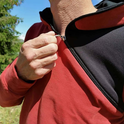 Détail du zip diagonal du LE SWEAT ZIP ZAG du XS au XXL, mettant en valeur son design original.