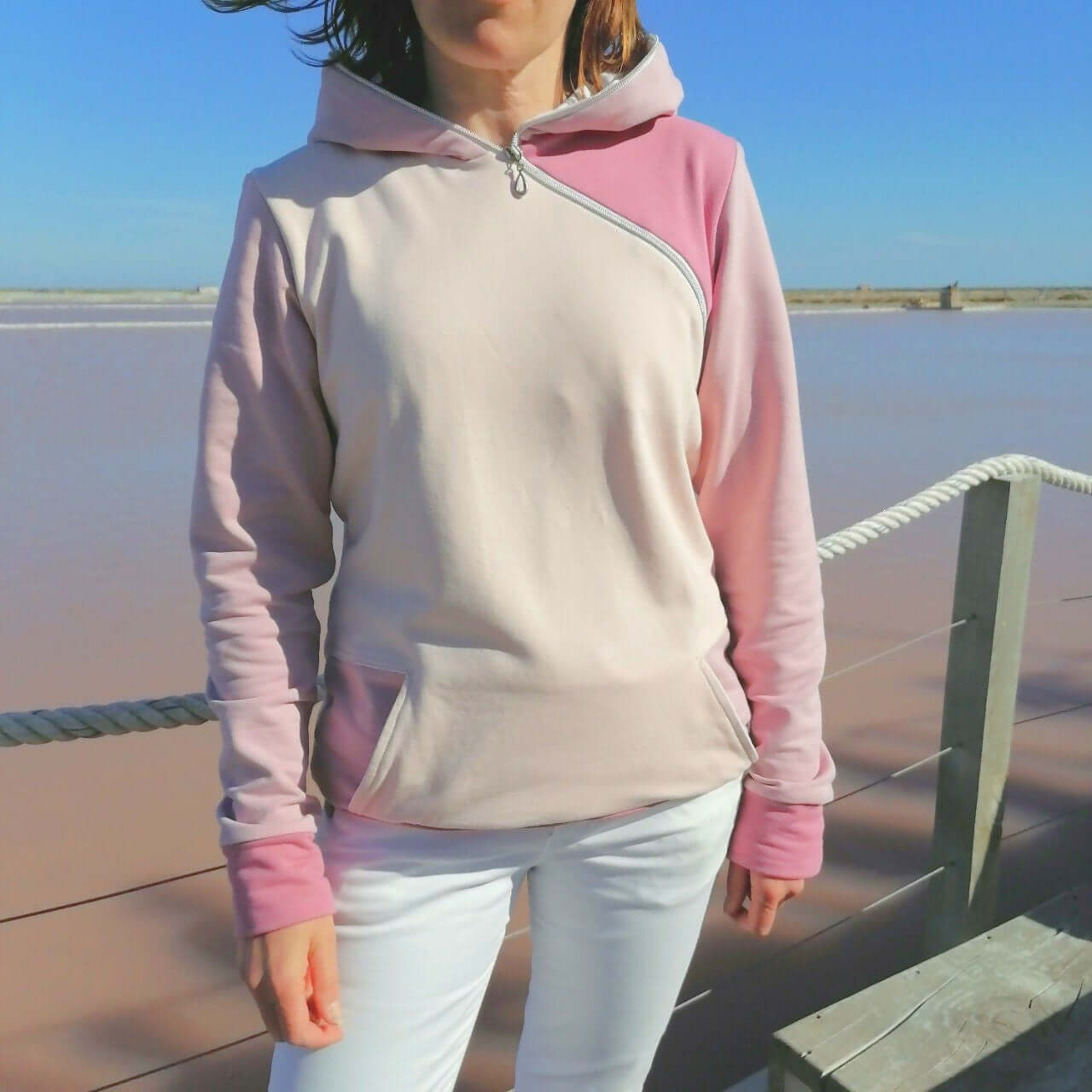 LE SWEAT ZIP ZAG du XS au XXL, sweat à capuche original avec zip diagonale et couleurs variées.