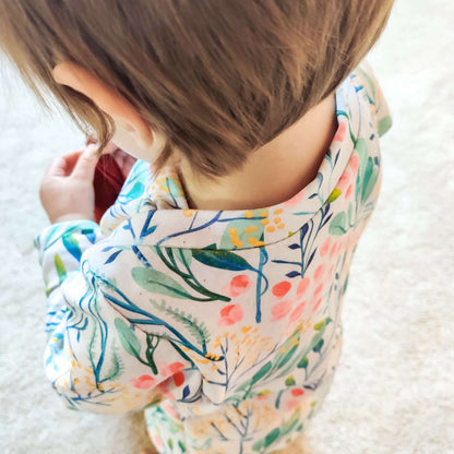 Enfant portant un vêtement cousu avec le patron LITCHI : t-shirt, sweat et robe en un patron, patron de couture pdf à télécharger.