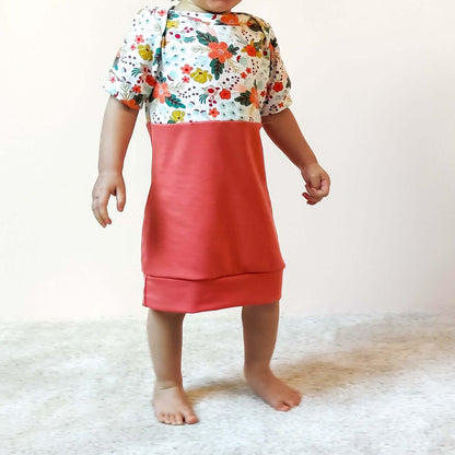 Enfant portant une robe "LITCHI : t-shirt, sweat et robe en un patron", patron de couture pdf à télécharger, motif floral coloré.