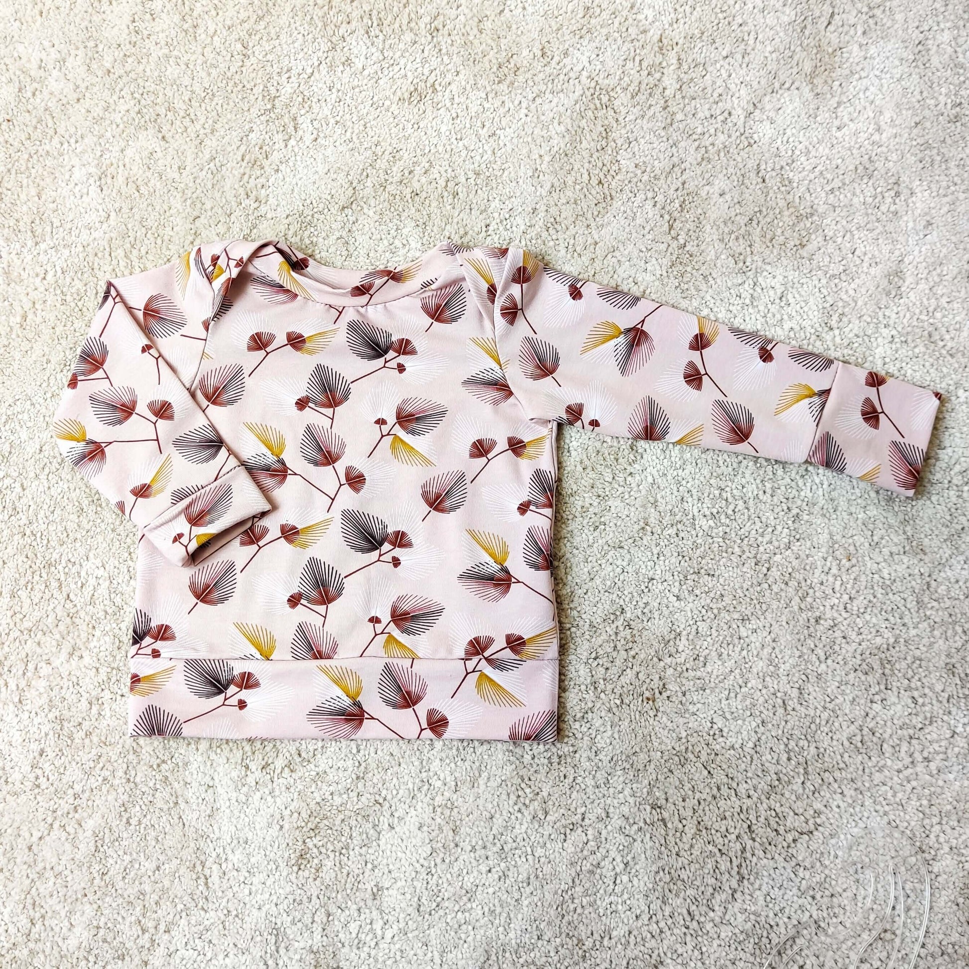 Enfant sweat motifs feuilles cousu avec LITCHI : t-shirt, sweat et robe en un patron, patron de couture pdf à télécharger.