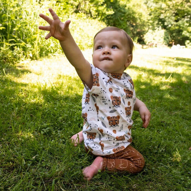 Enfant portant un t-shirt créé avec le patron LITCHI : t-shirt, sweat et robe en un patron, pour patron de couture pdf à télécharger.