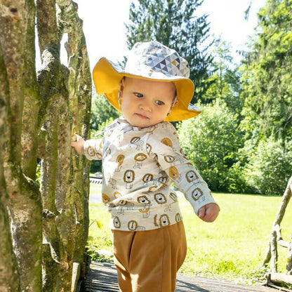Enfant en sweat imprimé et pantalon; patron de couture PDF LITCHI : t-shirt, sweat et robe en un patron, nature en arrière-plan